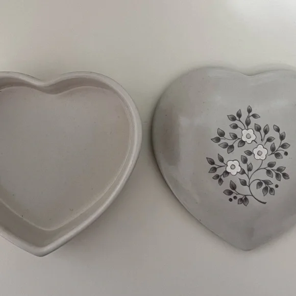 Pfaltzgraff Gray Heart Ceramic Trinket Box Heirloom Pattern. - Picture 4 of 7